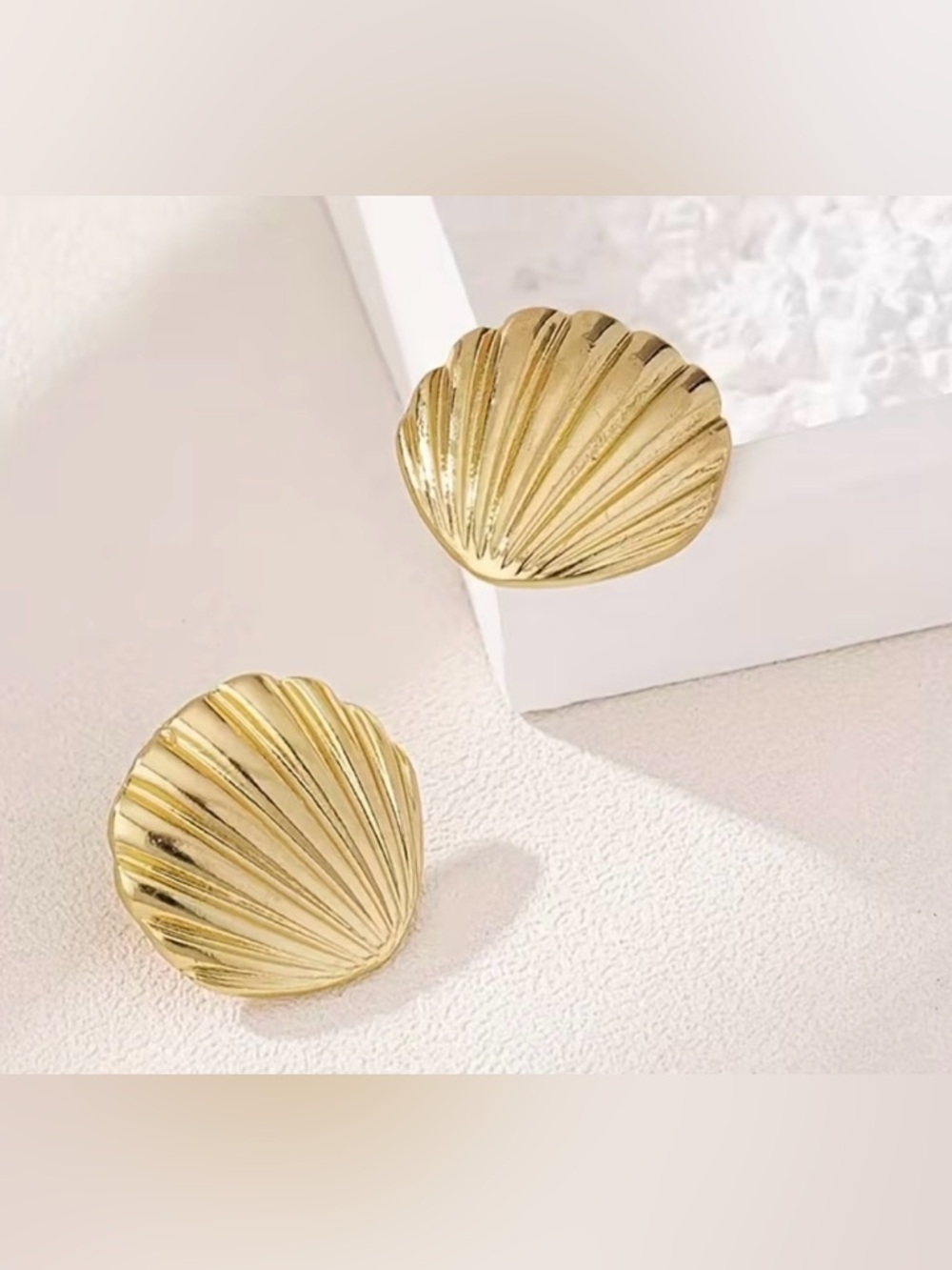 Seashell Gold Earrings*